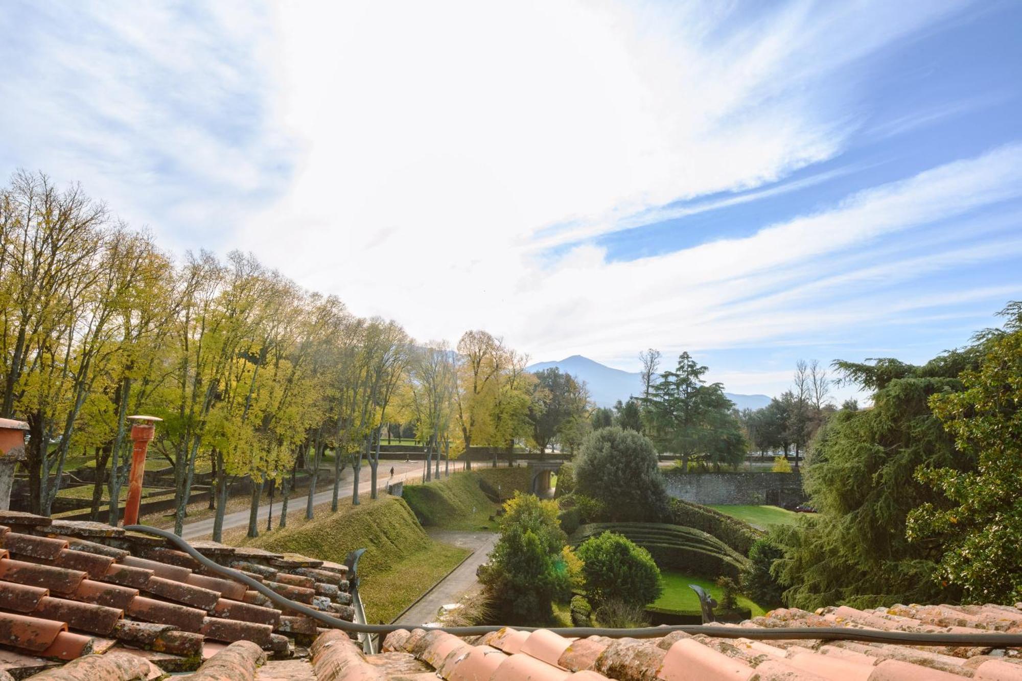 Palazzo Froussard And Living * Lucca